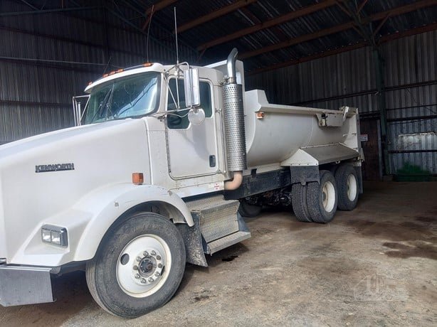 Kenworth T-800 dump truck